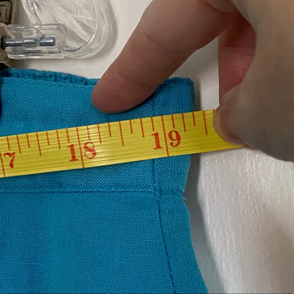 Versailles Capri Cropped Linen Pants - Picture 7 of 8